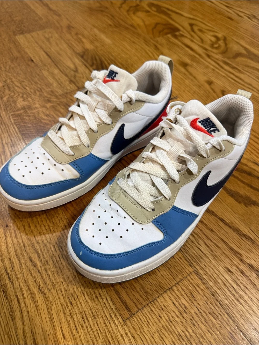 Boy’s Nike Sneakers/Shoes. Size 4Y. Good Condition.